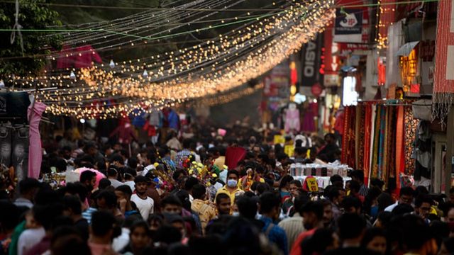 दिल्ली के सरोजनी नगर बाज़ार में ख़रीददारी करने आई भीड़