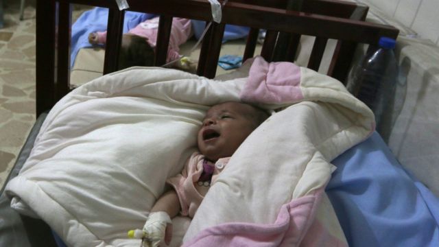 反体制派が支配するアレッポ東部にある子ども病院で地下の施設に避難した赤ちゃんたち（先月24日）