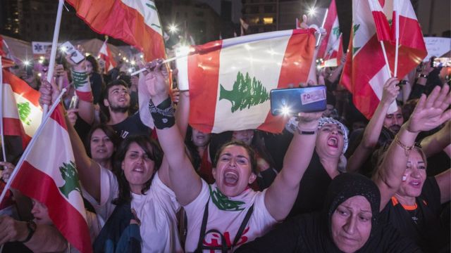 يعاني اللبنانيون من أوضاع اقتصادية صعبة للغاية