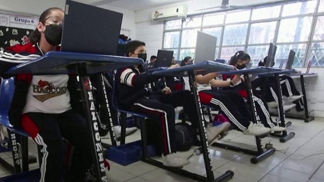 أطفال يتدربون على دراجة أثناء المدرسة للتخفيف من الوزن