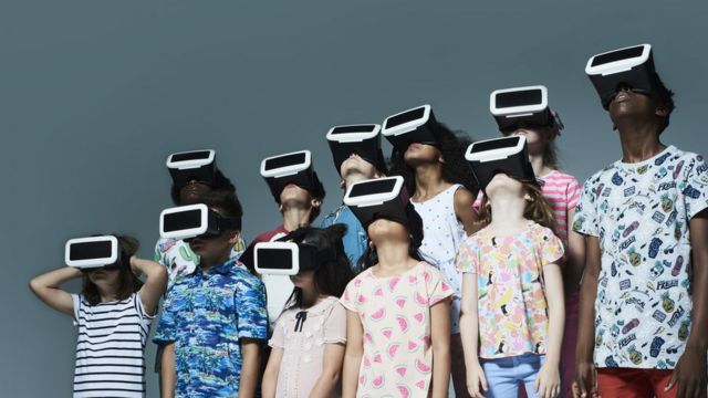 Niños y jóvenes viendo realidad virtual a través de pantallas individuales