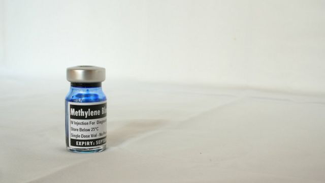 Bote de azul de metileno.