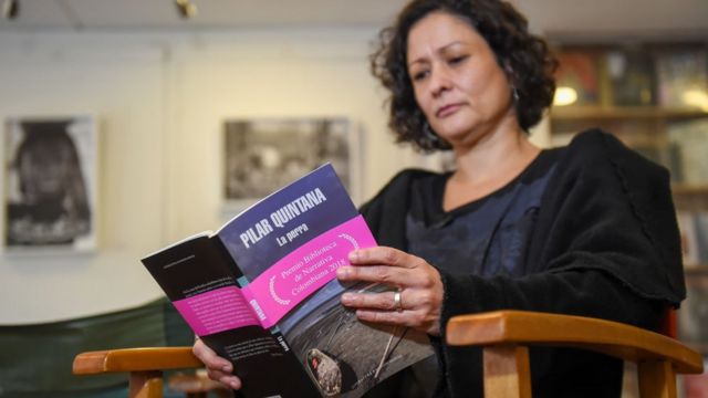 Pilar Quintana leyendo La Perra