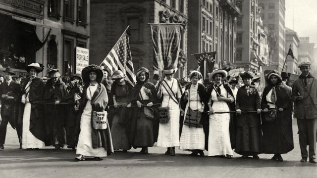 Sufragistas marchan por la 5ta Avenida en Nueva York