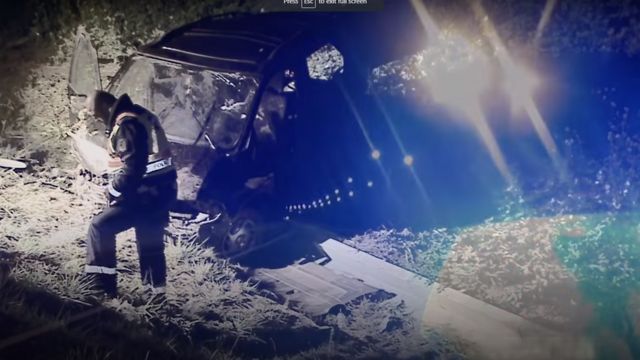 রাতের অন্ধকারে পুলিশ তাড়া করলে দুর্ঘটনায় পড়ে অভিবাসন প্রত্যাশীদের বহনকারী গাড়ি।