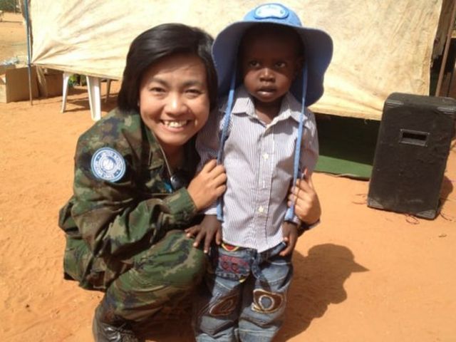 ทหารหญิงกับเด็ก