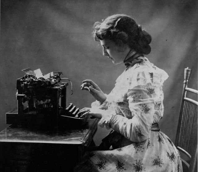 Una oficinista escribiendo a máquina en 1898