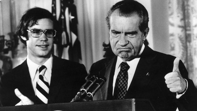 Richard Nixon lève le pouce après avoir démissionné de son poste de 37e président des États-Unis.