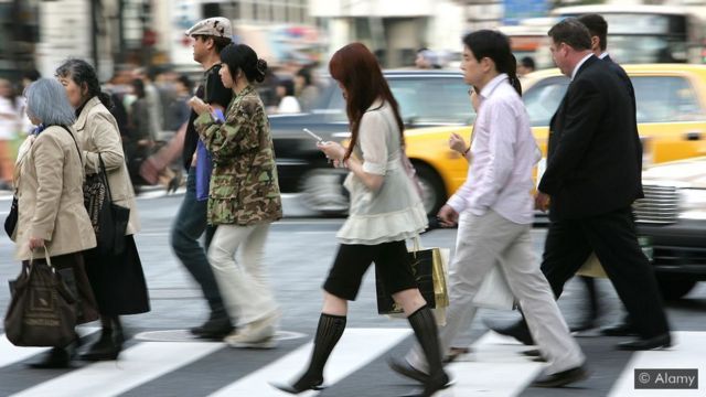 스마트폰에 정신을 빼앗긴 채 걷는 것은 자신이나 타인의 사고로 이어질 수 있다