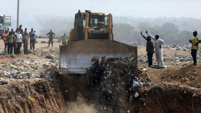 Un buldócer entierra las vacunas en un vertedero en Nigeria, 22 de diciembre de 2021