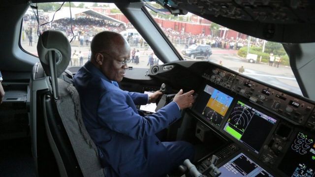 Rais Magufuli akiwa ndani ya Air Tanzania mnamo 2018
