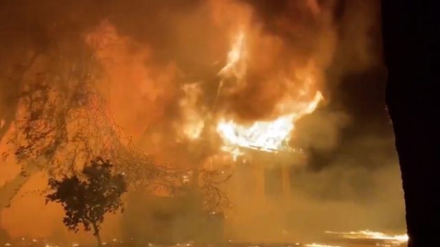 حريق غيتي في لوس أنجليس يأتي على أكثر من 600 فدان ونحو عشرة آلاف مبنى باتت في نطاق الإخلاء الإلزامي