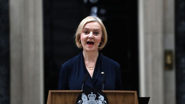 Liz Truss dando sua declaração de demissão em Downing Street