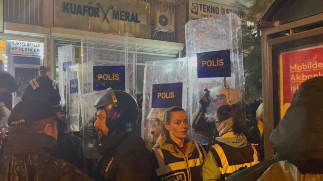 Diyarbakır'da polisler kalkanlarını kaldırarak görüntü alınmasını da engelledi