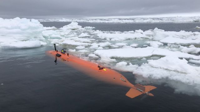 O veículo autônomo Rán entre o gelo marinho na frente da Thwaites, após uma missão de 20 horas em que mapeou o fundo do mar