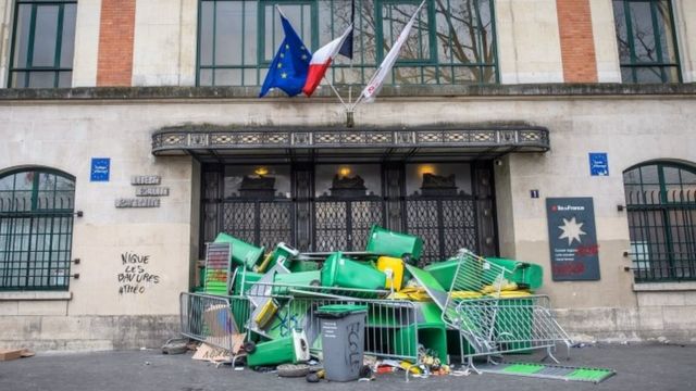 The entrance of the High School Claude Bernard in Paris is blocked by waste bins (23 February 2017)