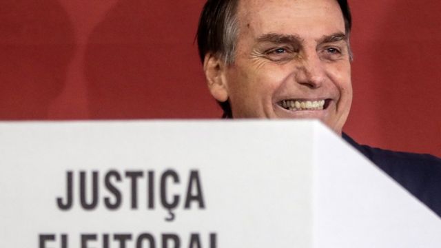 Jair Bolsonaro ao votar neste domingo