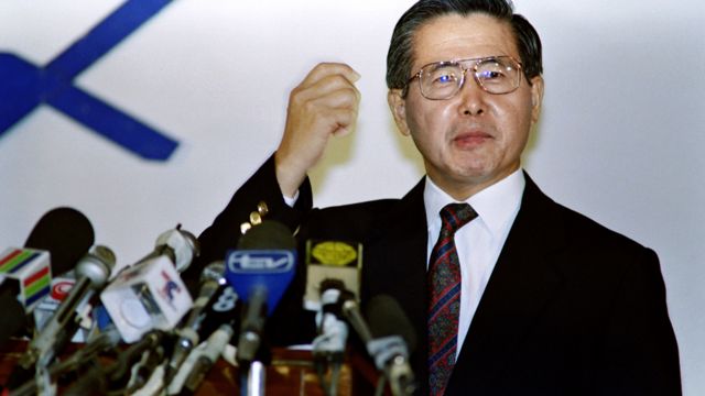 Fujimori habla ante los medios el 8 de abril de 1992.