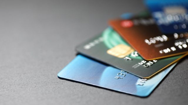 Cartões de crédito sobre mesa