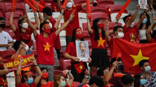 Một số cổ động viên Việt Nam mang hình cố Chủ tịch Hồ Chí Minh vào khán đài.