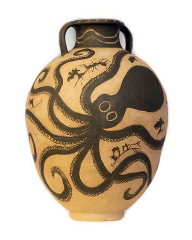 Vaso de argila decorado com um polvo gigante inspirado em um vaso minoico