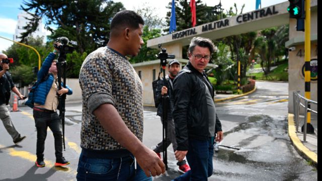 El papá de los niños y la prensa al frente del hospital militar.