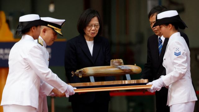 Personal naval presenta a la presidenta de Taiwán, Tsai Ing-wen, un modelo del submarino Haikun 