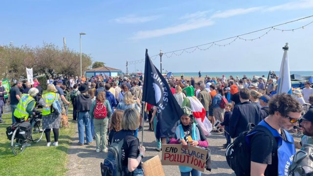 Suffolk protesters demand River Waveney clean up - BBC News