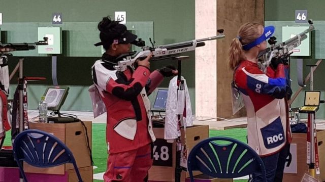 नेपाली खेलाडी कल्पना परियार (बीचमा रहेकी, रातो लुगा लगाएकी)