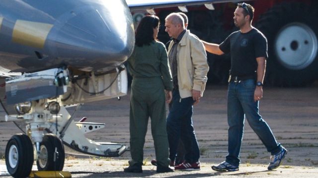 Ex-ministro Paulo Bernardo é preso em Brasília e levado para avião