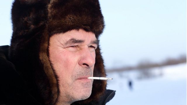 Un hombre ruso fumando.