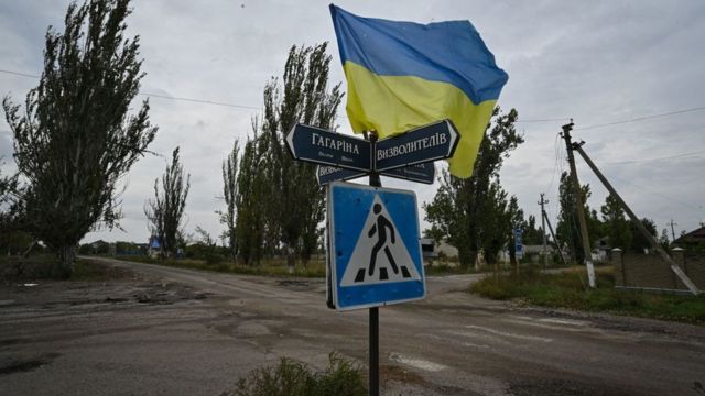 As forças ucranianas lançaram contra-ofensivas no leste e em Kherson, no sul