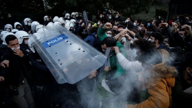 Boğaziçi Üniversitesi protestoları: Öğrenciler ve akademisyenler neden tepkili, bu noktaya nasıl gelindi? - BBC News Türkçe