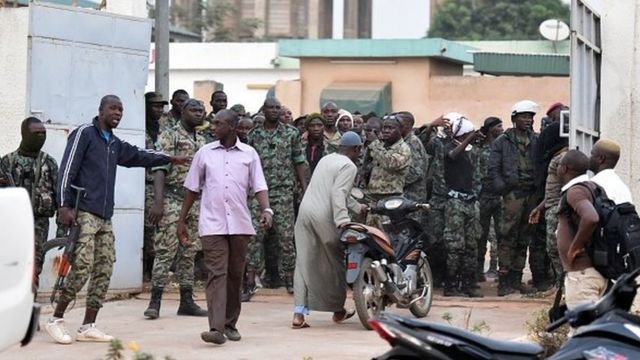 Samedi, des militaires en colère avaient cependant empêché le ministre et sa délégation de quitter la résidence du sous-préfet pendant plus de deux heures.