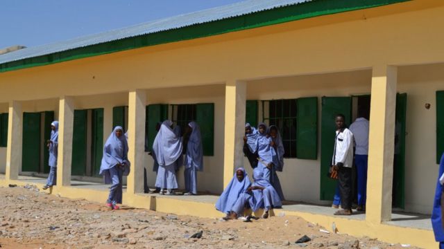 An gargadi makarantu kan saka hijabi
