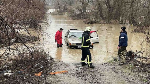 З річки Ріка врятували Audi 100, яке знесла течія