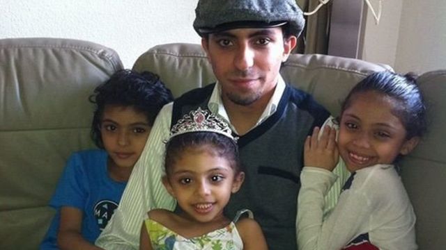 رائف بدوي المدون السعودي مع أبنائه