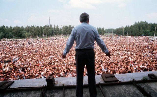 Boris Yeltsin, Chủ tịch Xô Viết Tối cao Nga, có bài phát biểu trong chuyến thăm thị trấn khai thác mỏ Vorkuta, Cộng hòa Komi, Nga, vào tháng 7 năm 1990.