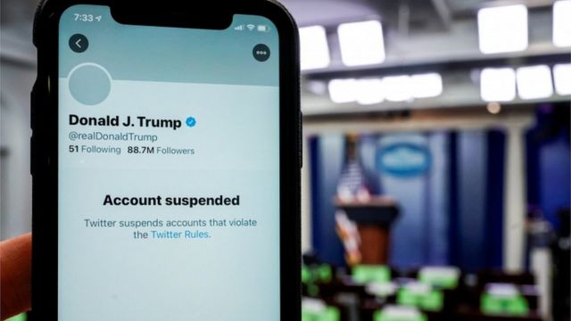 Una foto mostrando el perfil bloqueado del expresidente Donald Trump en Twitter