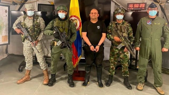 Soldados colombianos armados muestran al narcotraficante Dairo Antonio Úsuga, conocido como Otoniel (centro), esposado. Foto: 23 de octubre de 2021