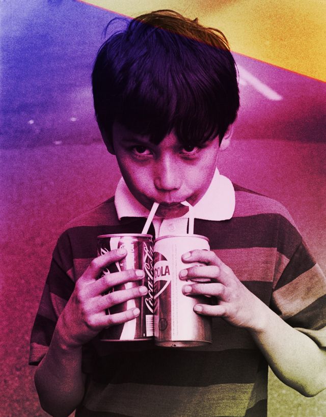 Un chico toma Coca-Cola y Pepsi a la vez en 1978.