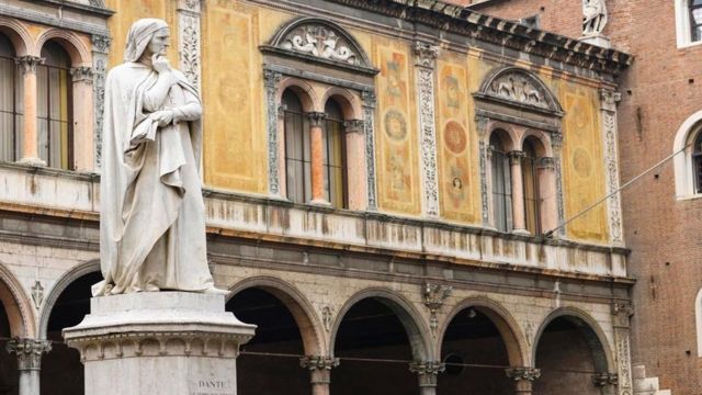 Una statua in una città italiana