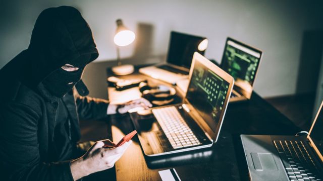 நூதனமாக நடக்கும் ஆன்லைன் மோசடிகளில் இருந்து தப்பிப்பது எப்படி?