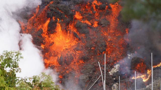 Magma enrojecido del volcán en La Palma.