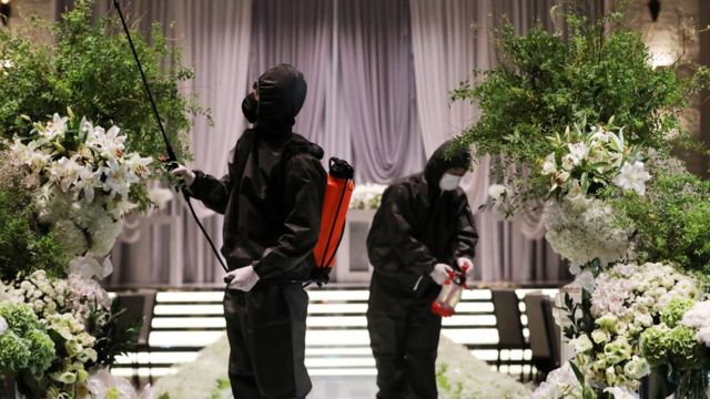 수원시내 한 예식장에서 직원들이 코로나19 예방을 위해 방역을 하고 있다