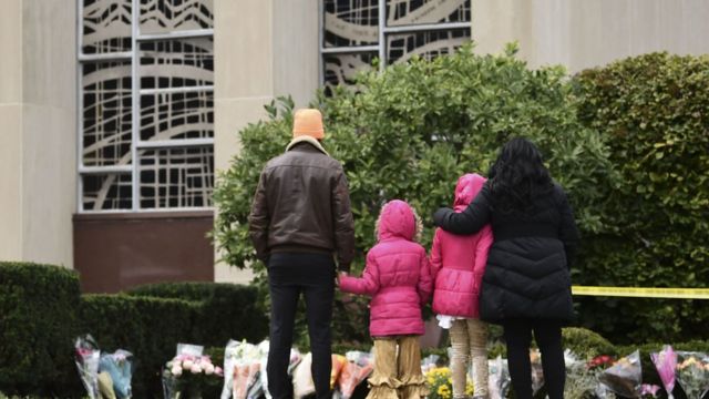 Pessoas prestam homenagem diante de sinagoga alvo de ataque no sábado, em Pittsburgh