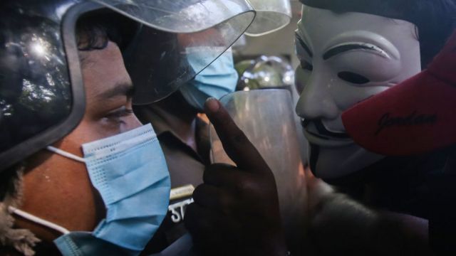 இலங்கை போராட்டம்: ராஜபக்ஷ வீட்டின் மீது ஏறிய மாணவர்கள்