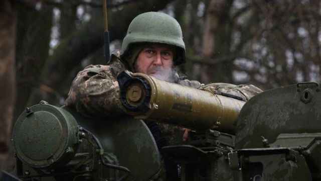 جندي أوكراني بجوار أسلحة مضادة للدبابات