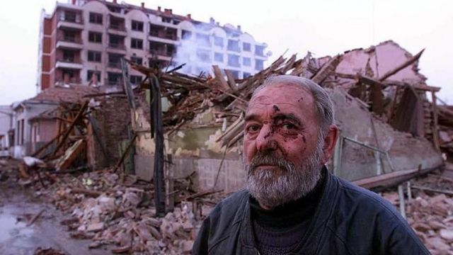 Un hombre herido en Balgrado, luego de un bombardeo de la OTAN.