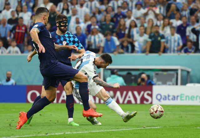 Messi en medio de dos jugadores croatas